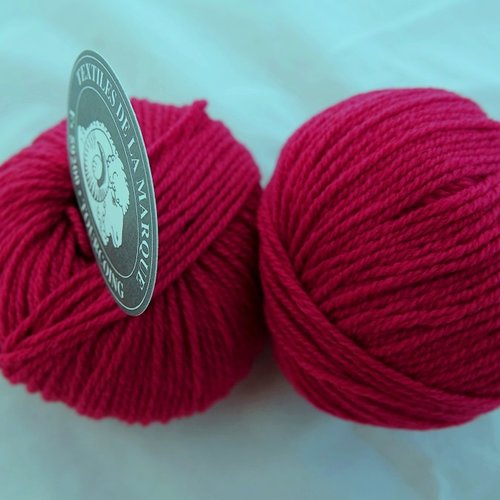 5 pelotes laine  lana rouge framboise 144 textiles de la marque