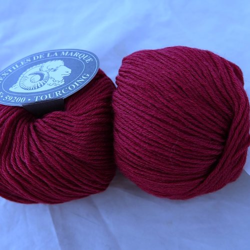 5 pelotes laine  lana rouge cerise 142 textiles de la marque