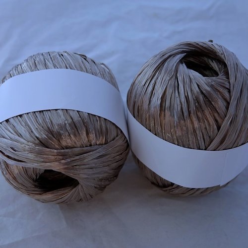 5 pelotes 50 gr  raphia  couleur taupe