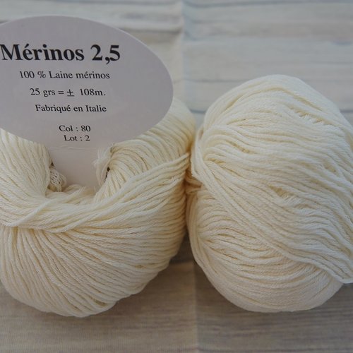 5 pelotes  mérinos 2,5  écru 80 textiles de la marque