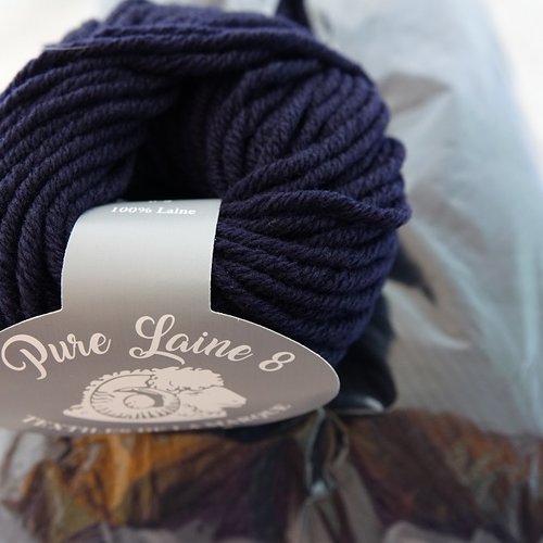5 pelotes pure laine n°8 marine 11