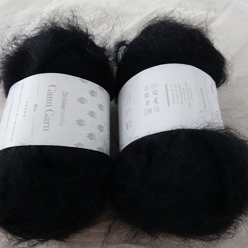 5 pelotes 65 %mohair gann garn dis noir de la marque strikkemekka