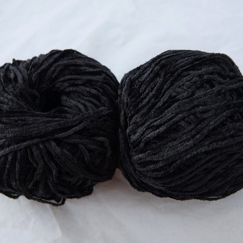 5 pelotes  50 gr velours noir 61