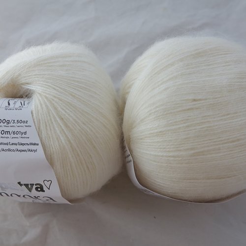 2 grosses pelotes  angora écru 1200  papatya