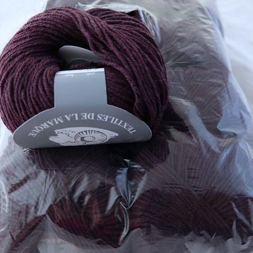 Mérinos 5 pelotes fifty grenat 406  textiles de la marque