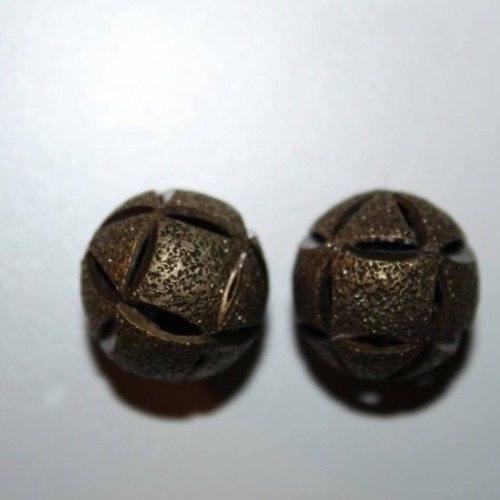 1 pendentif boule en métal ajouree metal tons bronze laiton vieilli env 1.8cm