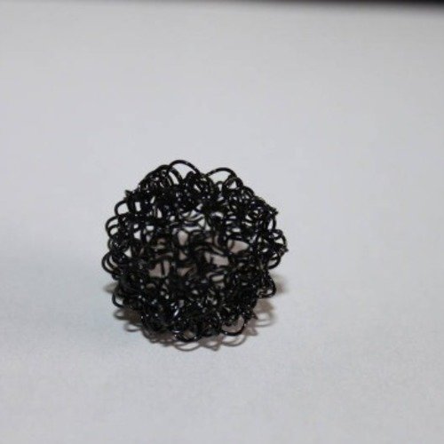 1  pendentif boule metal noir fleur ajoure mes. env 2cm