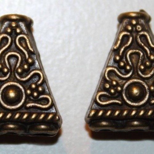 1 breloque connecteur triangle, avec arabesque, ton bronze, métal, env 1,5cm x 2cm 