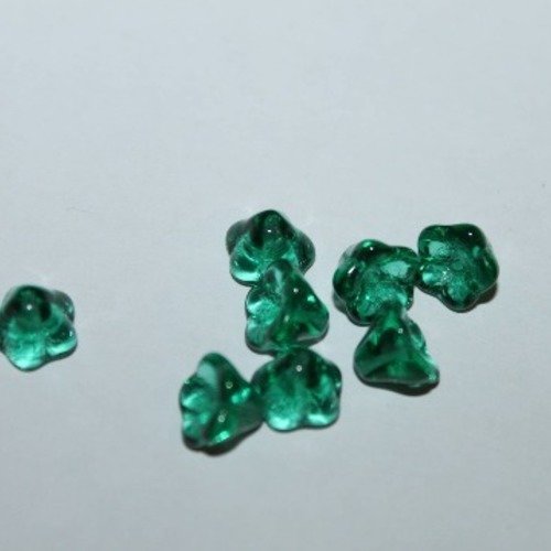 1 perle de verre tcheque fleur vert env 8 mm x 6 mm 
