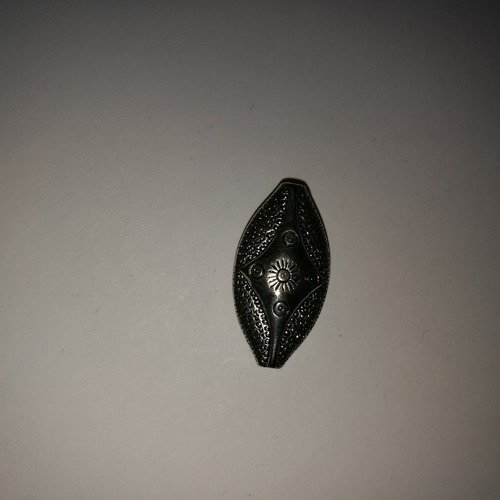 1 perle pendentif ovale argenté ethnique env 1.5cm x 2,7cm 