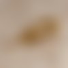 1 pendentif plume de paon 71 mm laiton doré or 24k