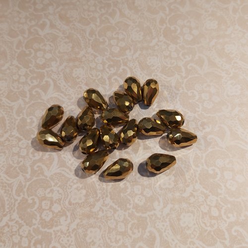 1 perle de verre facettes goutte doré or mesure env 8 x 11 mm