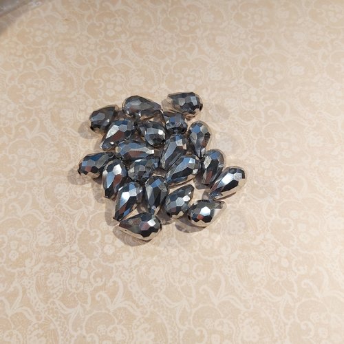 1 perle de verre facettes goutte argenté métallique mesure env 8 x 11 mm