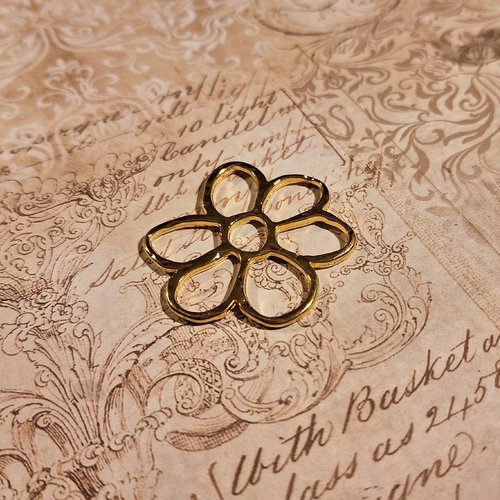 1 pendentif breloque fleur laiton doré métal dq 40 x 35 mm