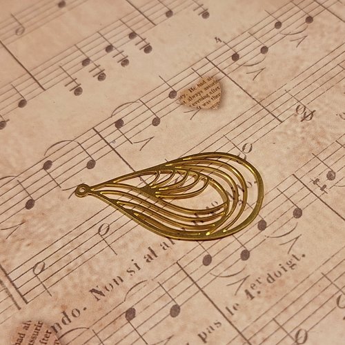 1 pendentif estampe goutte arabesques laiton brut doré 36 mm x 20 mm