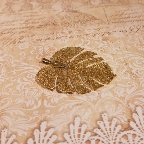 1 pendentif feuille tropicale arbre monstera 53 mm x 40 mm ajourée doré irisé