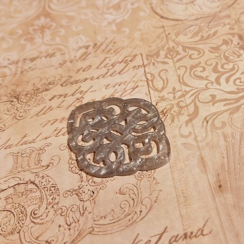 1 pendentif feuille losange arabesques baroque 33 mm x 42 mm resine acetate acrylique tons gris irisés