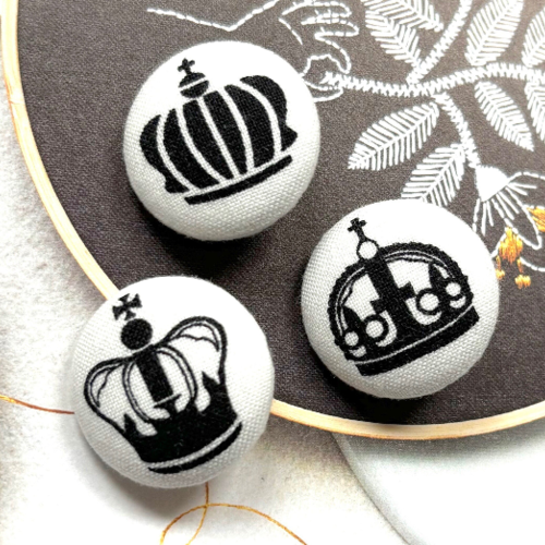 Bouton recouvert en tissu blanc noir couronne royale de roi de reine manteau robe