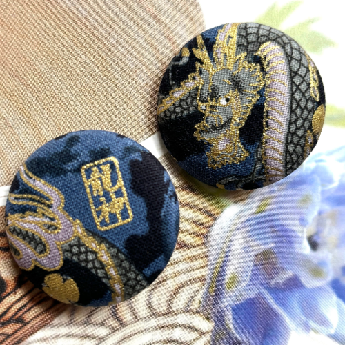 Grand bouton recouverrt en tissu bleu or dragon manteau robe chemise