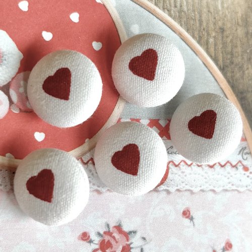 Bouton recouvert en tissu coeur amour blanc cassé rouge manteau chemise