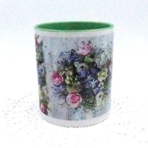 Mug bouquet de roses printanier en céramique intérieur et bord en couleur d'une capacité de 350 ml