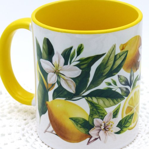 Mug citron et fleurs en céramique intérieur et bord en couleur d'une capacité de 350 ml
