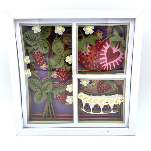 Boite lumineuse fraise dans cadre en bois blanc