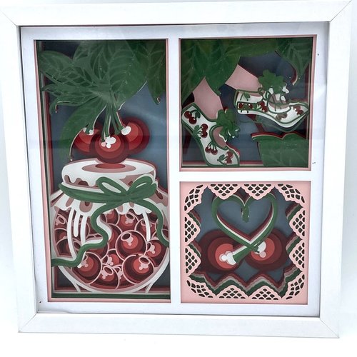 Boite lumineuse cerise dans cadre en bois blanc