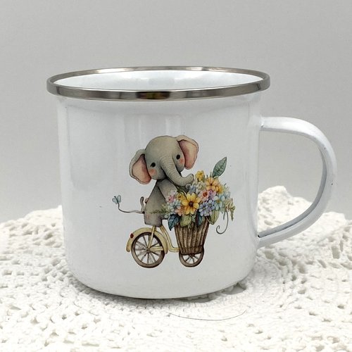 Tasse en acier émaillé inoxydable blanche avec des elephants et personnalisable avec un prénom d'une capacité de 340 ml (12oz)