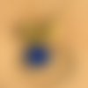 Sautoir composé de deux cercles en métal autour d'une forme en cuir véritable - modèle fleur jaune et bleue