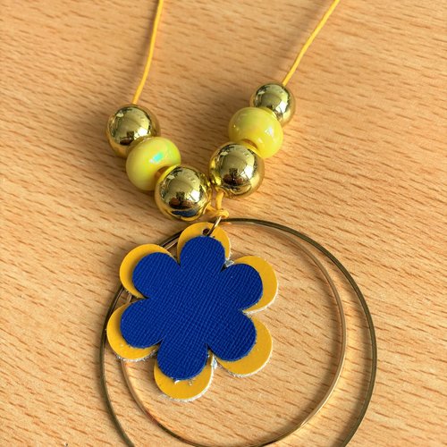 Sautoir composé de deux cercles en métal autour d'une forme en cuir véritable - modèle fleur jaune et bleue