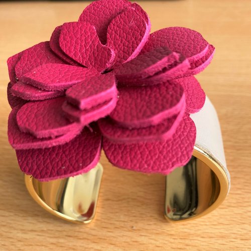 Bracelet manchette en laiton orné de cuir pour femme doré largeur 30mm - fleur fushia