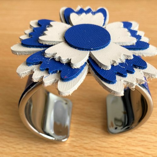 Bracelet manchette en laiton orné de cuir pour femme doré largeur 30mm - fleur bleue ecrue
