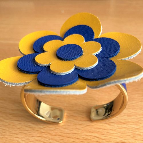 Bracelet manchette en laiton orné de cuir pour femme doré largeur 10mm - fleur bleue jaune