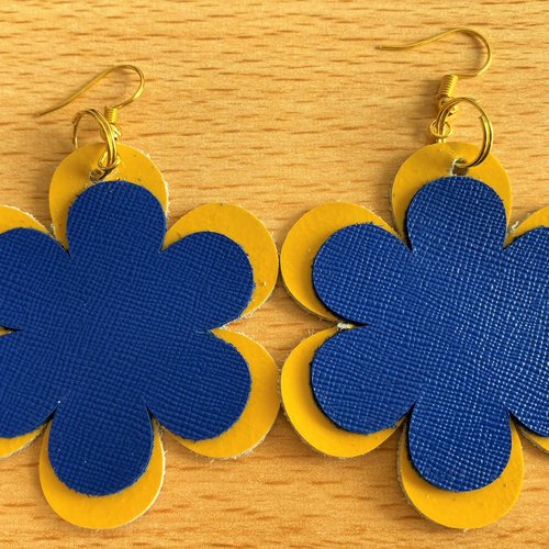 Boucles d'oreille en alliage sans plomb ni nickel doré en cuir véritable - modèle fleur bleue et jaune