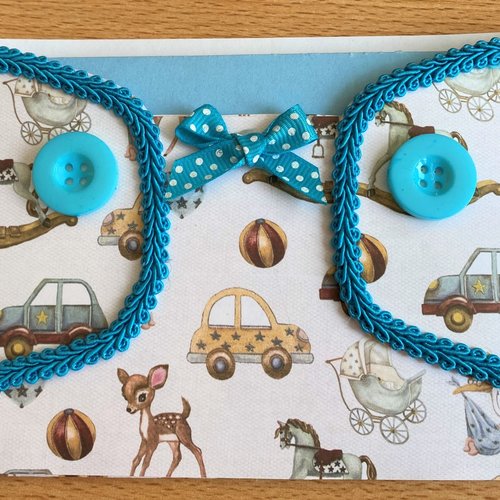Carte couche de félicitations pour une naissance bleue avec enveloppe
