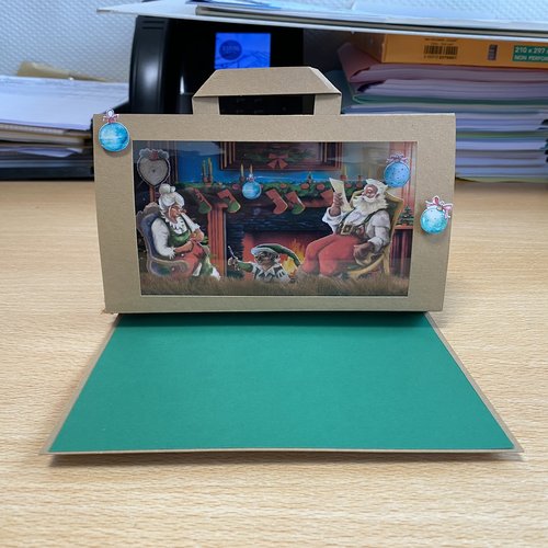Carte de noel valisette 3d - père et mère noël autour de la cheminée