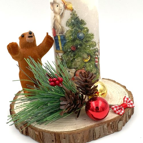 Centre de table composé d'une bougie de 12 cm ornée de petites souris et d'un décor de noel avec un ours brun