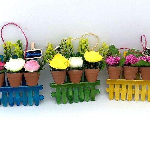 Decoration en forme de barrière fleuri avec un panneau bienvenue à accrocher