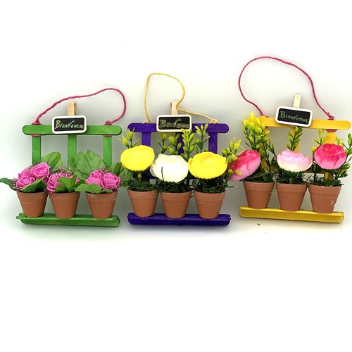 Decoration en forme de fenêtre fleuri avec un panneau bienvenue à accrocher