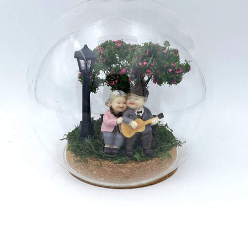 Dome en verre banc des amoureux - couple âgé