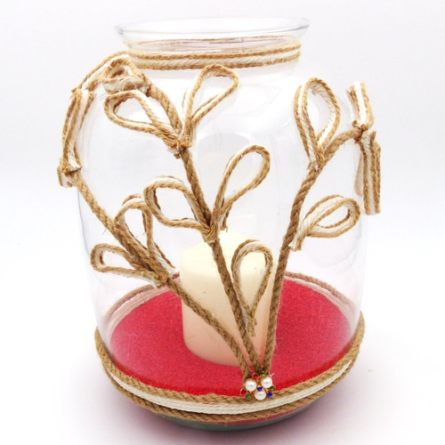 Photophore réalisé à partir d'un vase en verre décoré d'une fleur en macramé