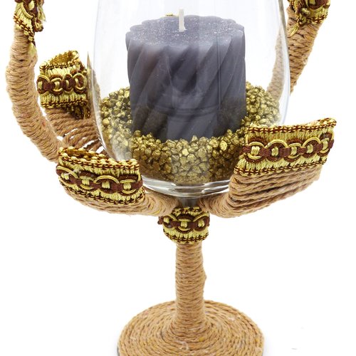 Photophore réalisé à partir d'un verre à pied décoré de corde jute naturelle et de galon doré - bougie grise