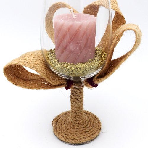 Photophore réalisé à partir d'un verre à pied décoré de corde jute naturelle et de galon doré - bougie rose