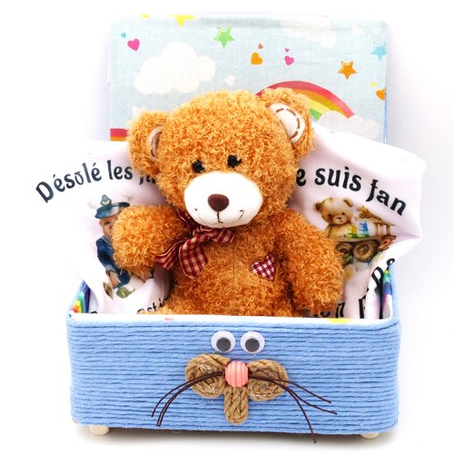 Cadeau naissance garcon petit coffre en macramé bleu garni d'un doudou personnalisable et de 2 bavoirs