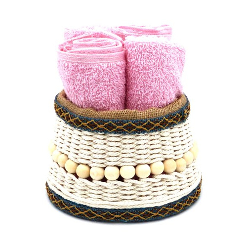 Panier en macrame contenant 4 serviettes invités roses