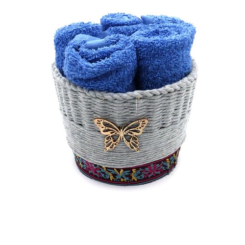 Panier en macrame contenant 5 serviettes invités bleues