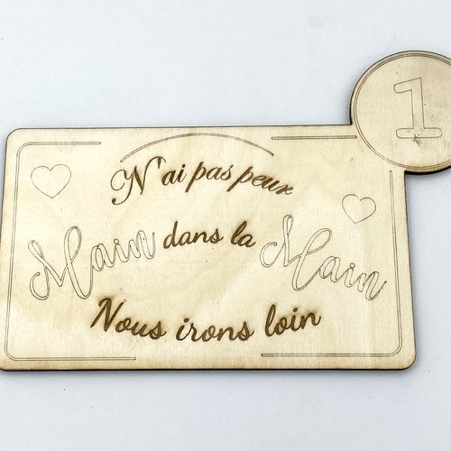 Enveloppe en bois "vous avez un message" pour la saint valentin : main dans la main