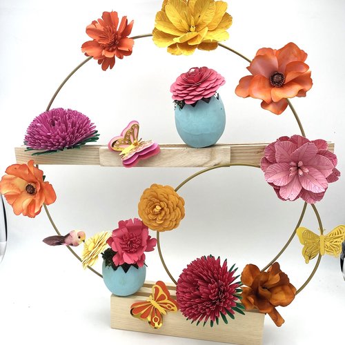 Couronne de fleurs en papier sur socle