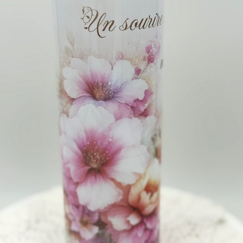 Tumbler isotherme de 20 oz (environ 600 ml) avec couvercle et paille - citation inspirante sur fond de pivoines